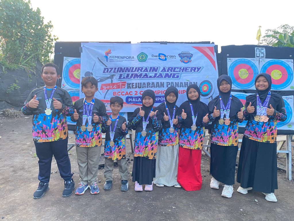 Rombongan santri SD Quba yang telah berhasil meraih pedali dalam kejuaraan panahan
